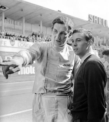 Jimmy en grande conversation lors des essais du GP de France 1963 sur le circuit de Reims Gueux Jimmy en grande conversation lors des essais du GP de France 1963 sur le circuit de Reims Gueux
